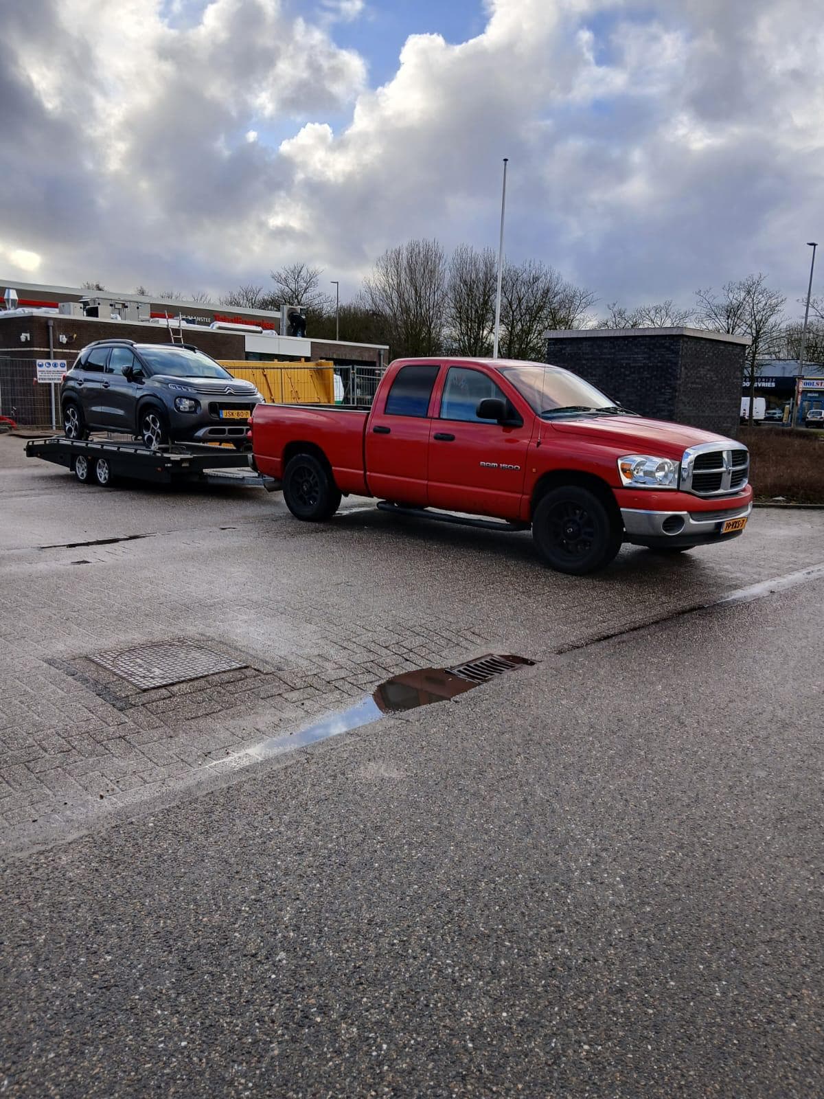 Open autotransport met pick-up en aanhanger door WeMoveCars