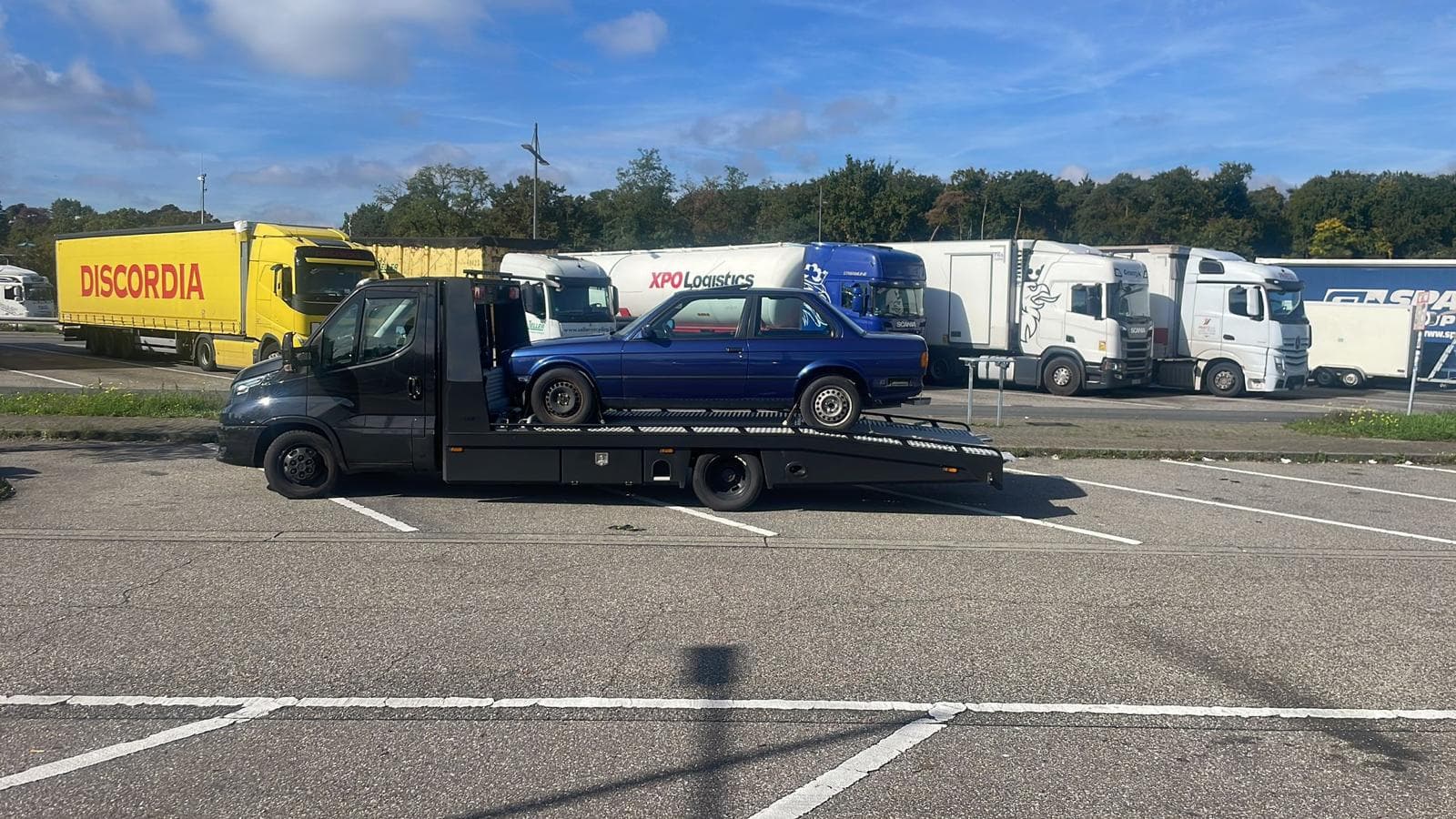 BMW op WeMoveCars trailer
