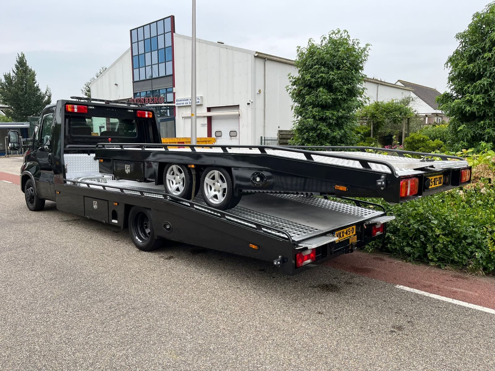WeMoveCars bedrijfswagens onderweg voor dealer transport
