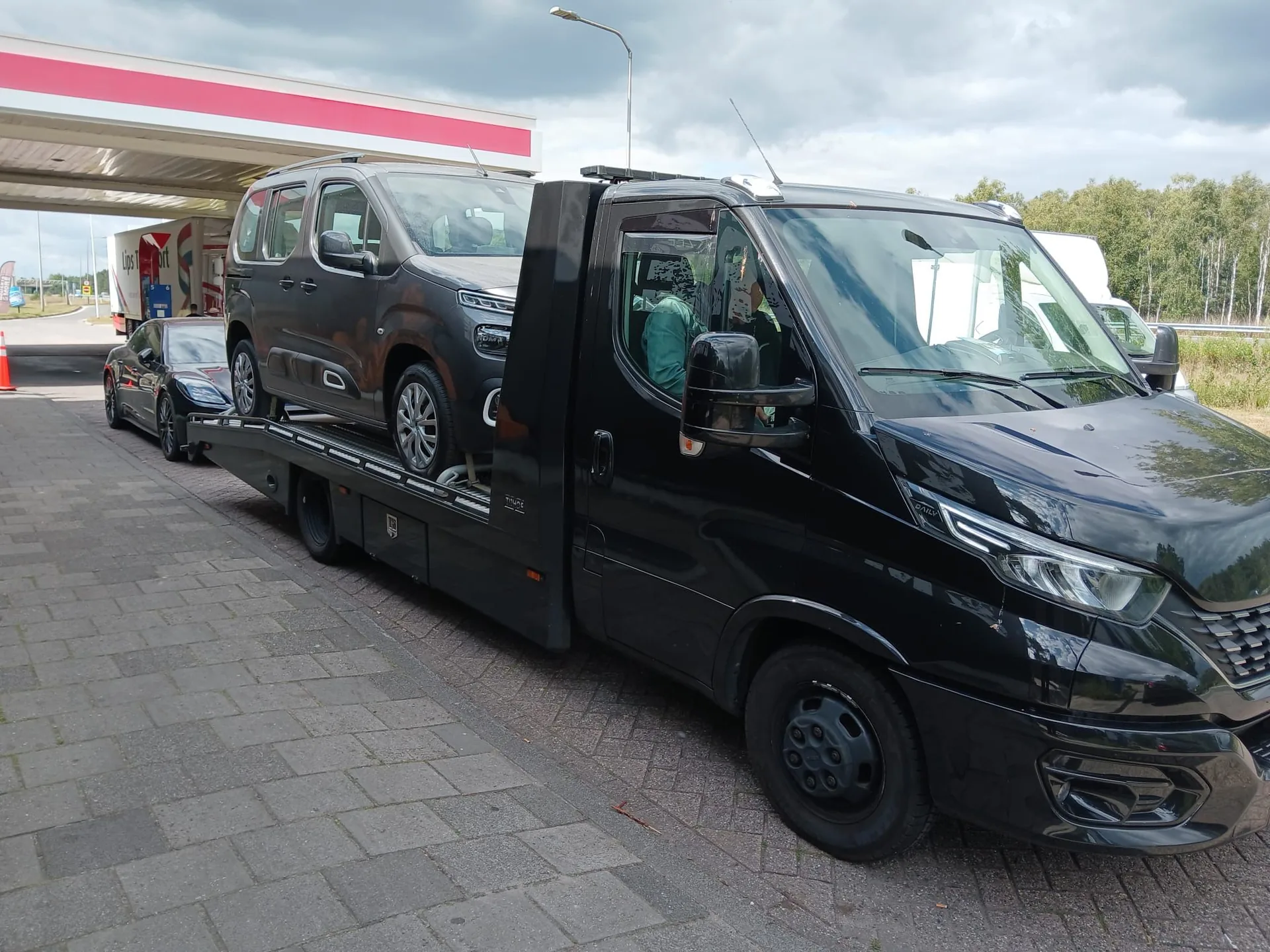 WeMoveCars trailer met voertuigen voor zakelijk transport