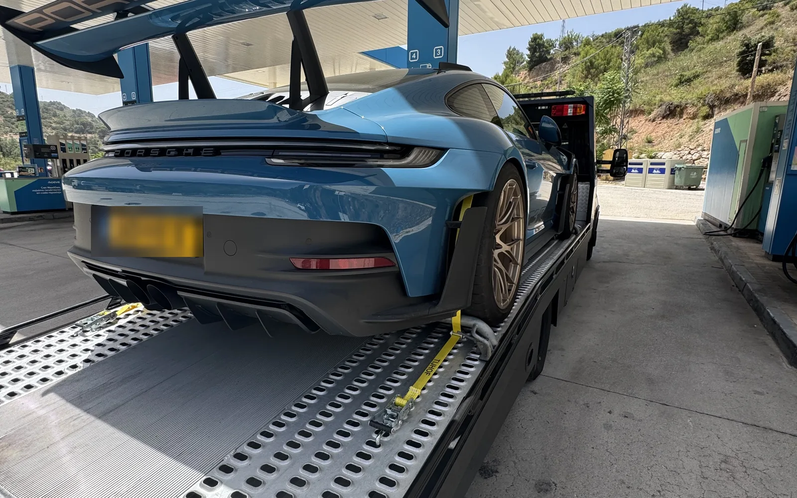 Porsche 911 GT3 RS afgeleverd bij een tankstation in Málaga, Zuid-Spanje