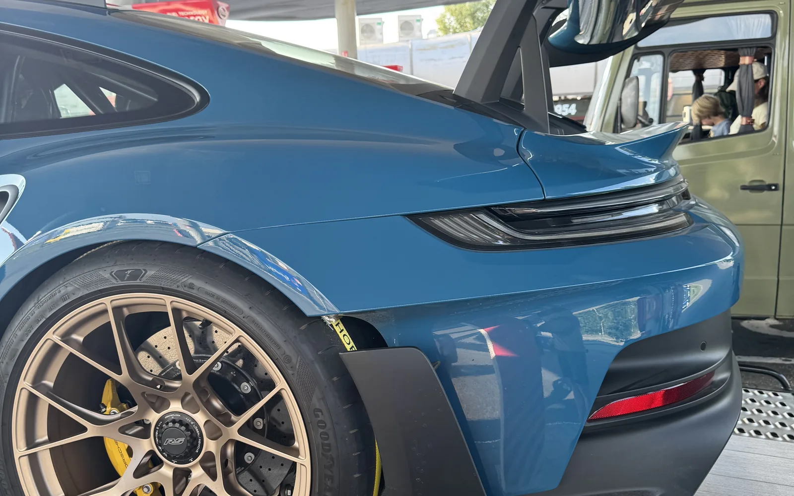 Porsche 911 GT3 RS ingeladen op de transporter, klaar voor vertrek
